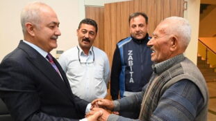 Osmaniye Belediye Başkanı Kara, tartısına el konulan seyyar satıcıdan özür diledi