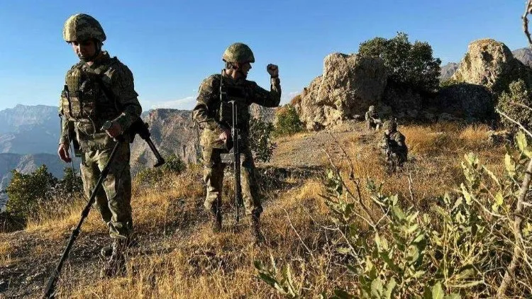 Pençe-Kilit’te 4 PKK’lı Terörist Etkisiz Hale Getirildi!